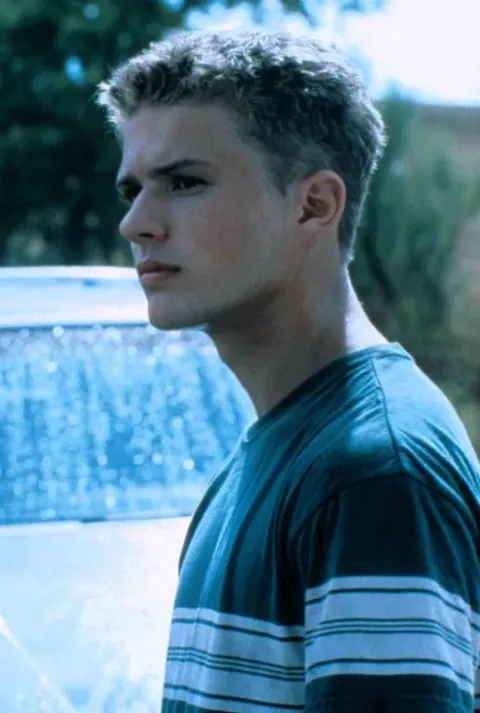 Грустный мальчик — кадр 1