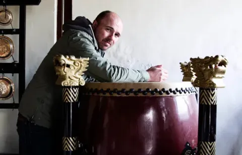Простак за границей (Идиот за границей) — кадр 7