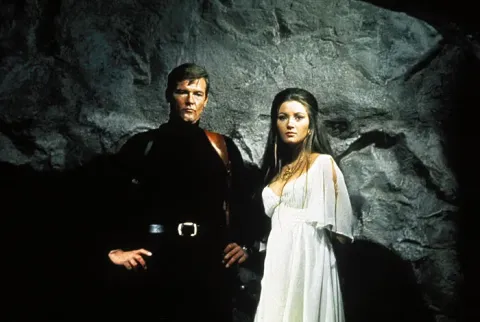Живи и дай умереть — кадр 11