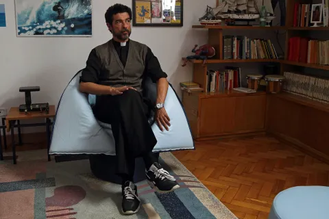 В семье не без священника — кадр 4